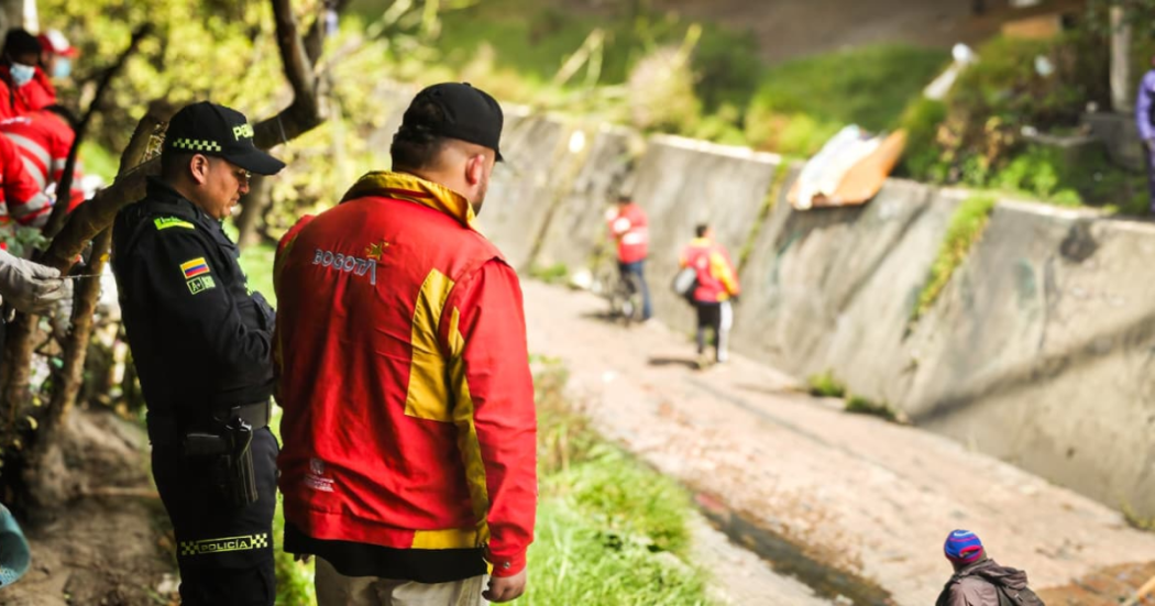 Foto de funcionarios del Distrito en operativo de limpieza