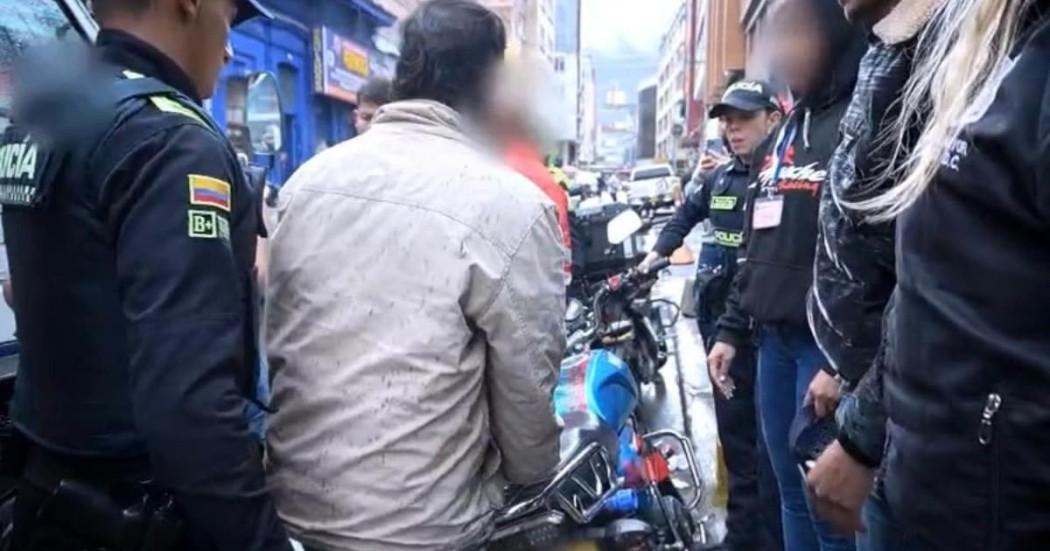 Foto del operativo en 'pagadiarios' de La Capuchina en Bogotá que dejó una persona capturada.