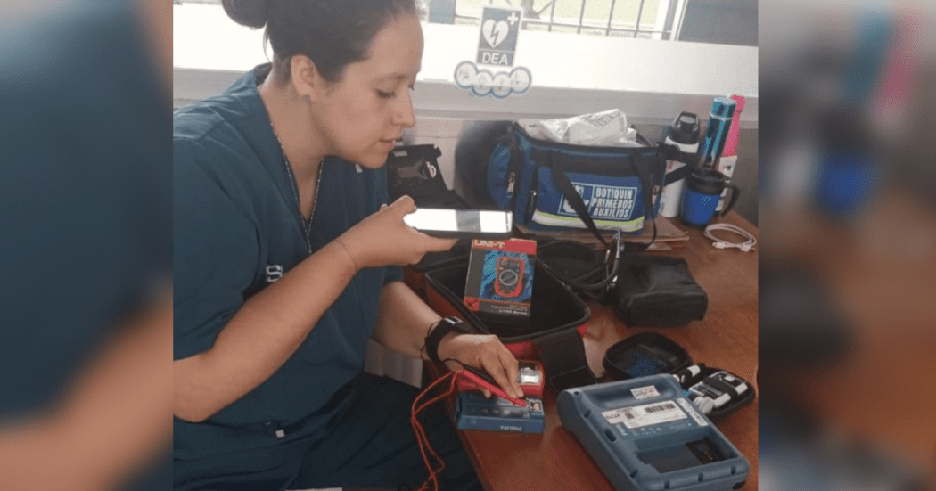 Imagen de funcionaria calibrando equipo