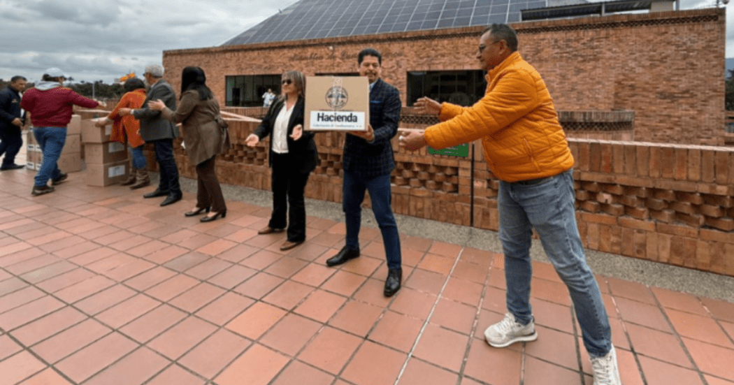 Imagen de varias personas pasándose cajas de donación