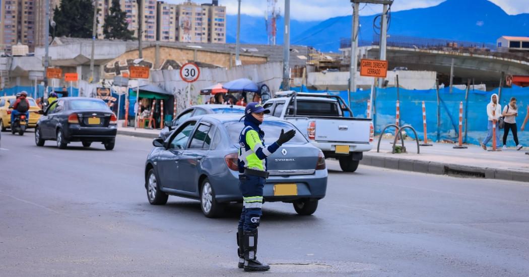 Foto que muestra vehículos andando por las calles