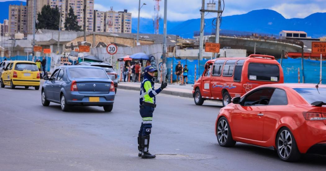Foto que muestra vehículos andando por las calles