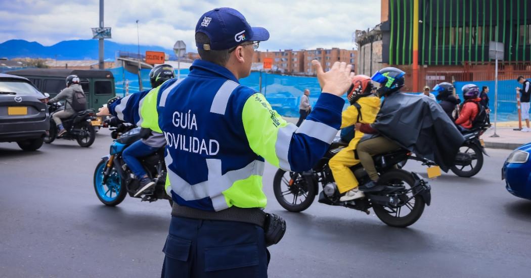 Foto que muestra vehículos andando por las calles