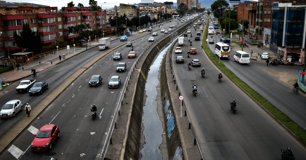 Imagen de una via de Bogotá en la que circulan diferentes tipos de vehículos