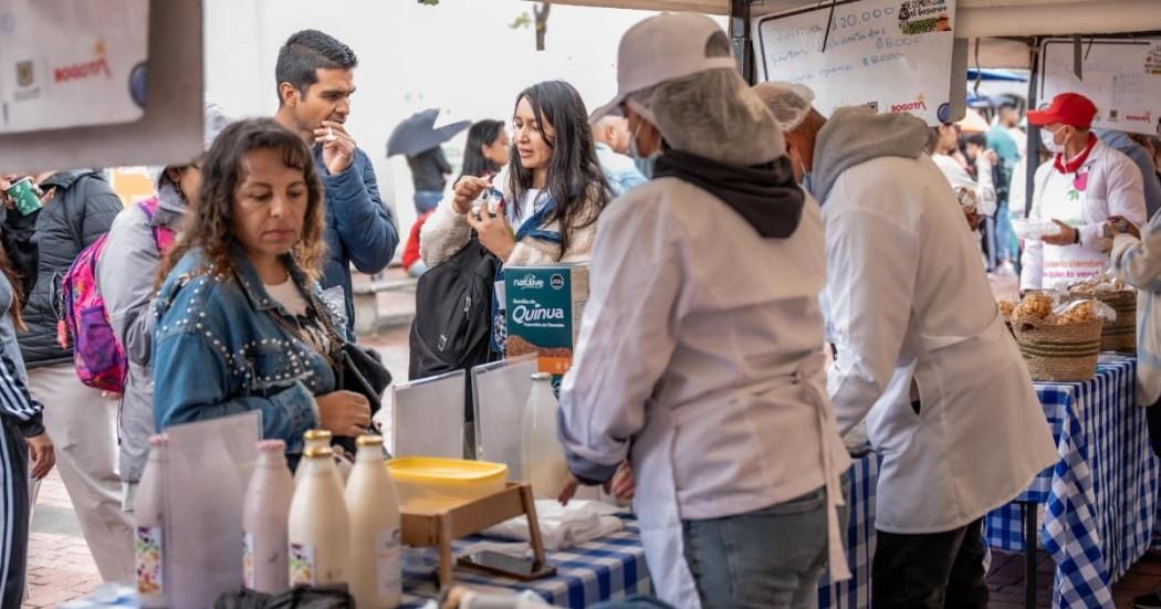 Foto de bogotanos y bogotanas en uno de los Mercados Campesinos de Bogotá.