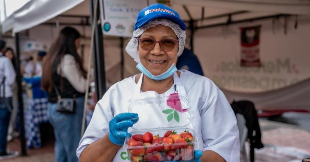Foto de una mujer campesina en uno de los Mercados Campesinos.