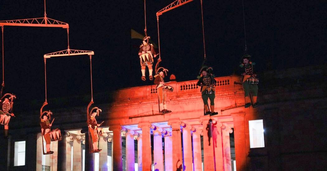 Foto que muestra un grupo de personas actuando