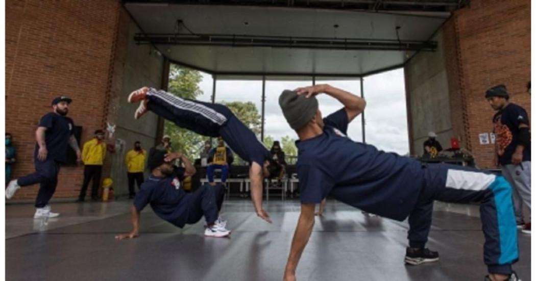 Imagen de varios jóvenes practicando danza urbana