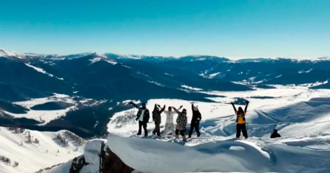 Imagen de varias personas en la cima de las Montañas Doradas de Altái 