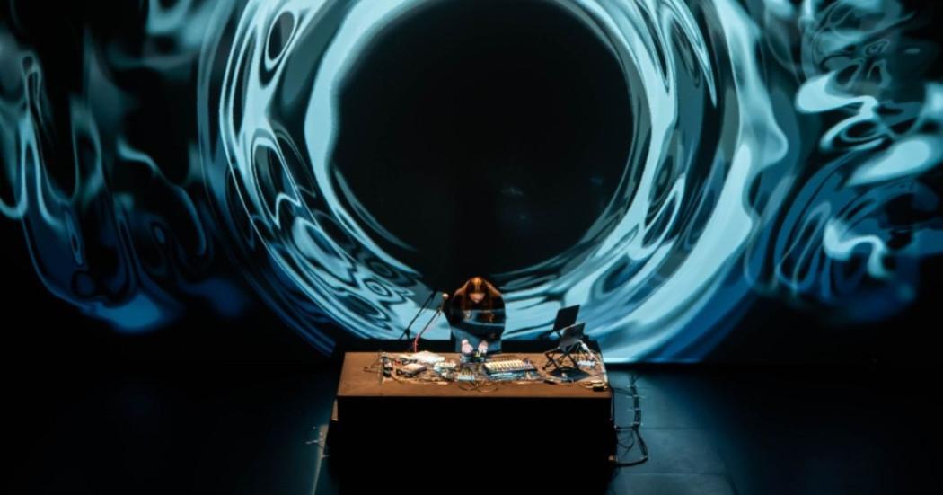 Imagen de Dj con consola y fondo de ondas sonoras en azul