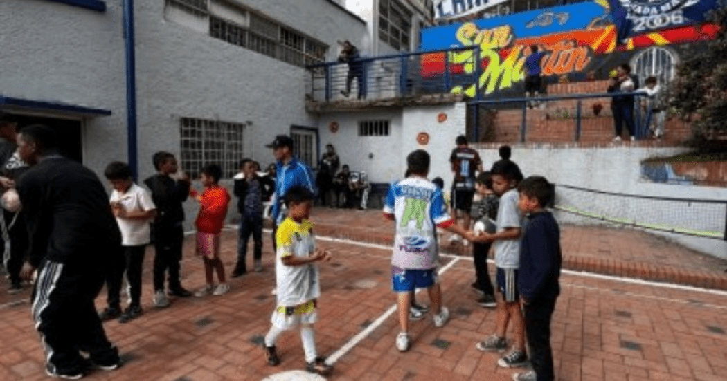Imagen de varios niños y niñas con uniformes deportivos