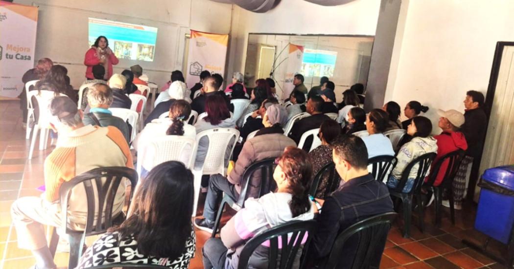 Foto que muestra un grupo de personas reunidas 