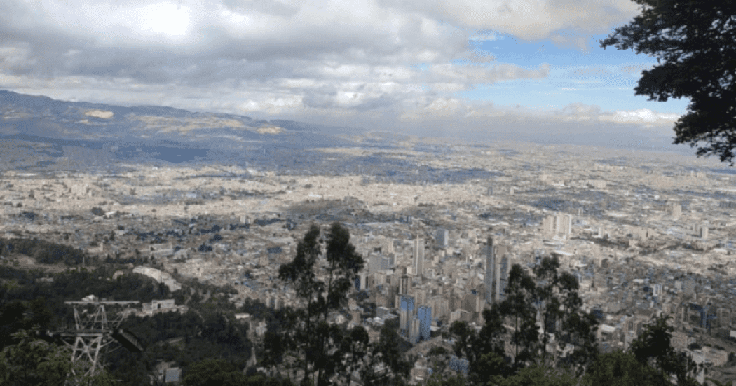Imagen panorámica de Bogotá con tiempo parcialmente nublado.