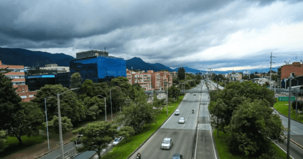 Imagen de una vía de Bogotá donde se aprecia un día soleado.