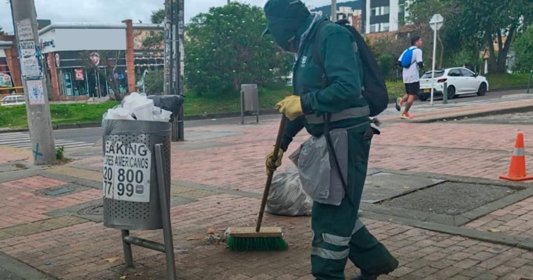 Foto que muestra una persona barriendo 