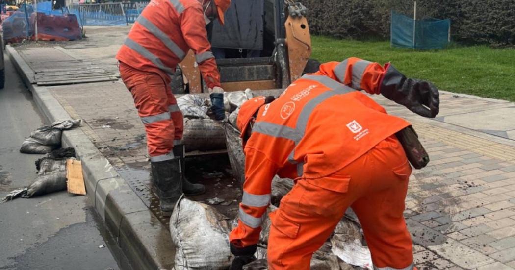 Foto que muestra trabajadores de Aguas de Bogotá limpiando las calles