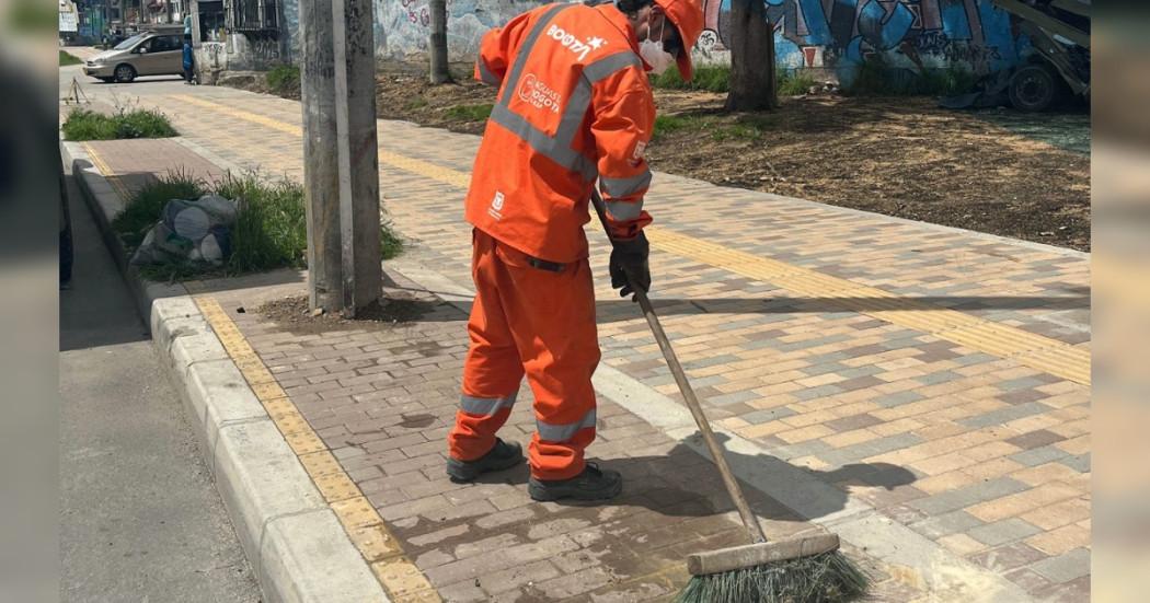 Foto que nuestra una persona barriendo