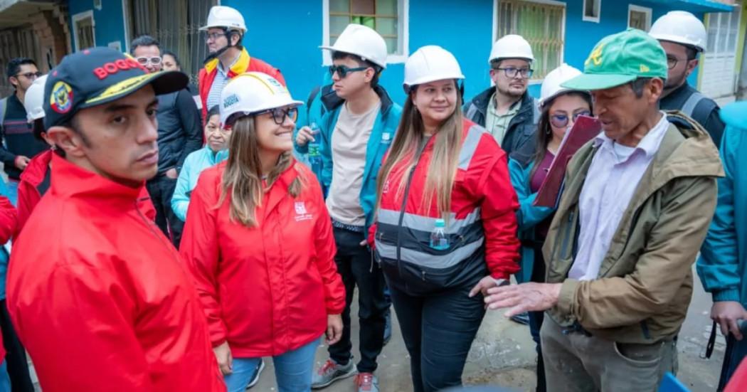 Foto que muestra personas reunidas 
