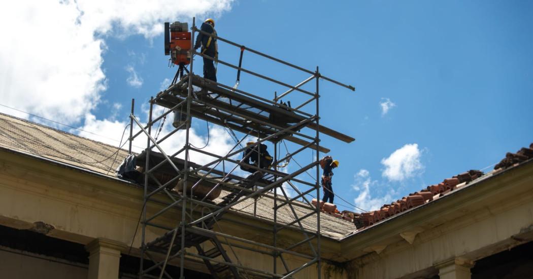 Foto que muestra unas personas en un andamio 