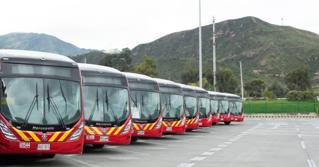 Foto de varios buses de TransMilenio estacionados. 