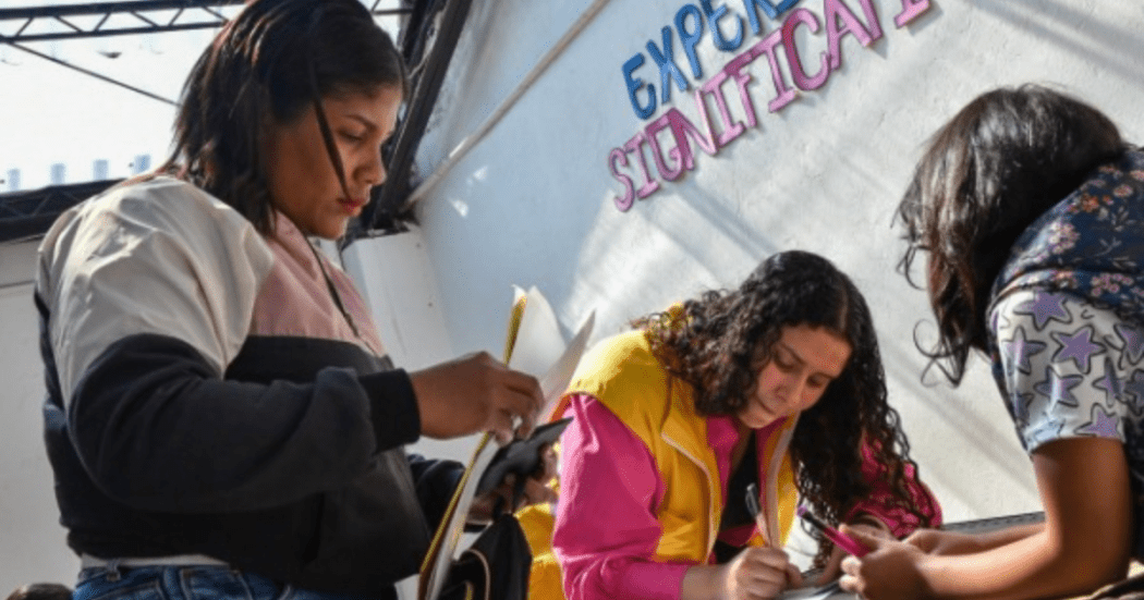 Imagen de dos mujeres en el CIAM