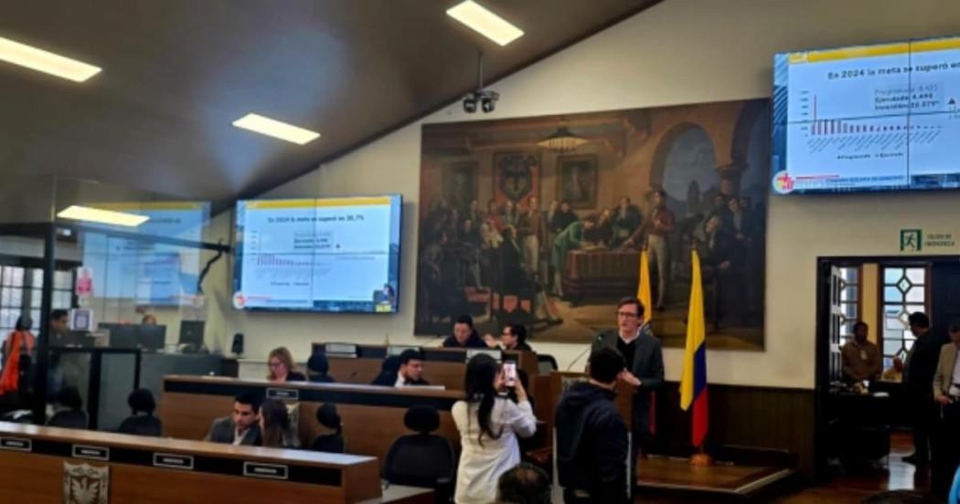 Secretario de Gobierno de Bogotá hablando ante concejales.