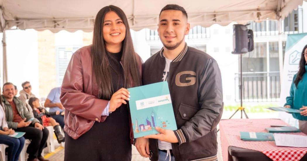 Foto que muestra dos personas sonriendo