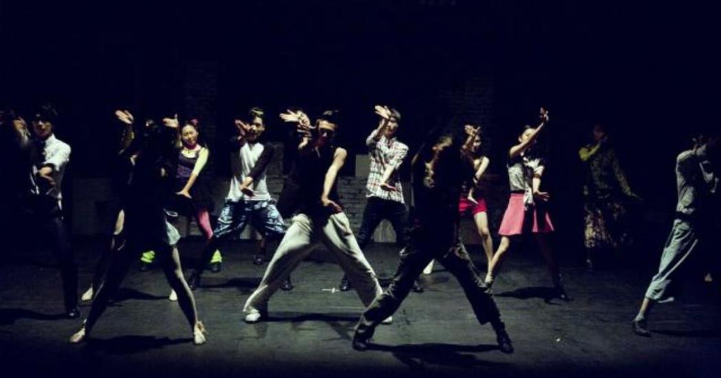 Imagen de un grupo de jovenes bailando lo que parece danza urbana.