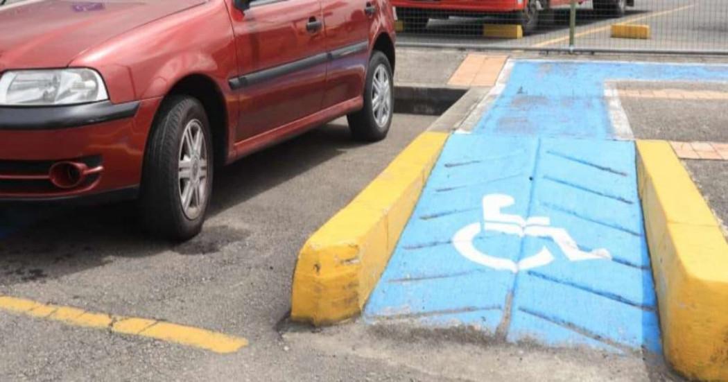 Foto de un carro al lado de una rampa