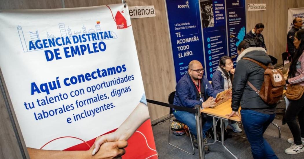 Foto de bogotanos y bogotanas accediendo a servicios de la Agencia Distrital de Empleo.