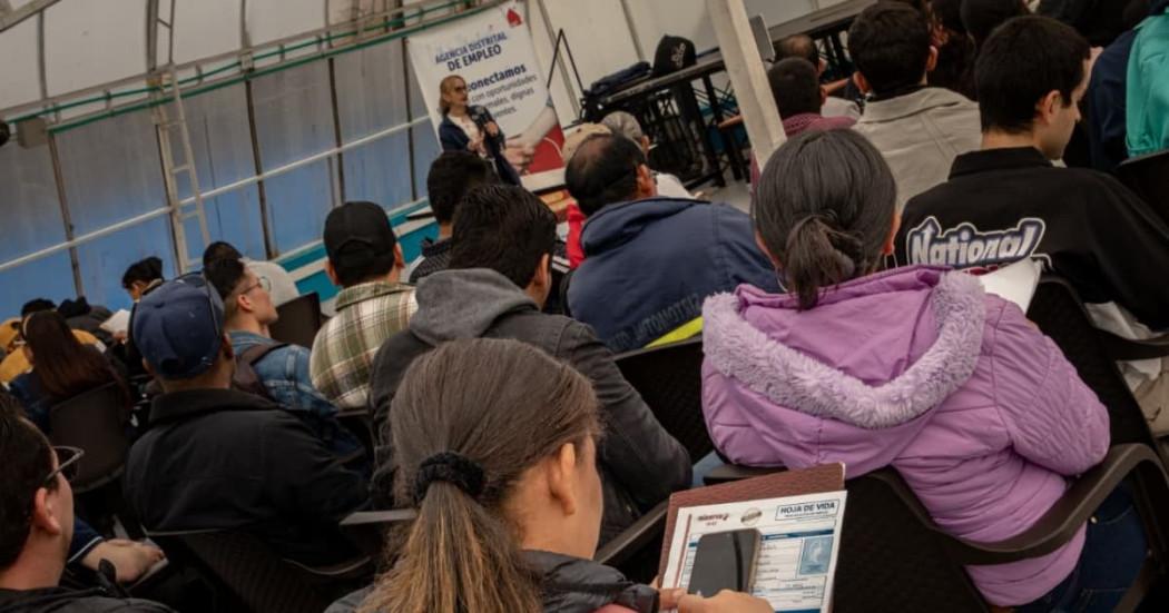 Foto de bogotanos y bogotanas accediendo a servicios de la Agencia Distrital de Empleo.