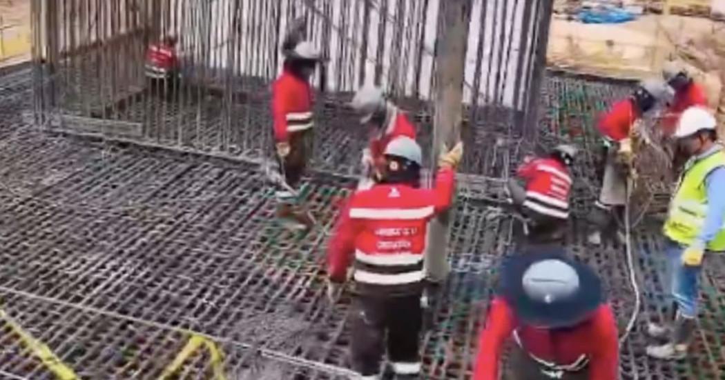 Foto de obreros y trabajadores realizando trabajos de rehabilitación y construcción de vías en Bogotá.