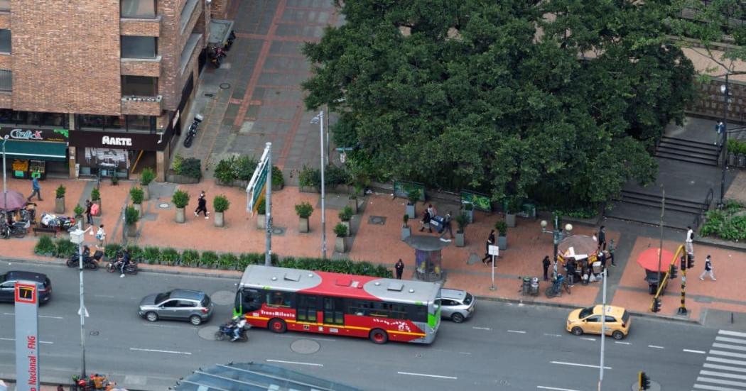 Foto de una vía de Bogotá donde resaltan varios vehículos