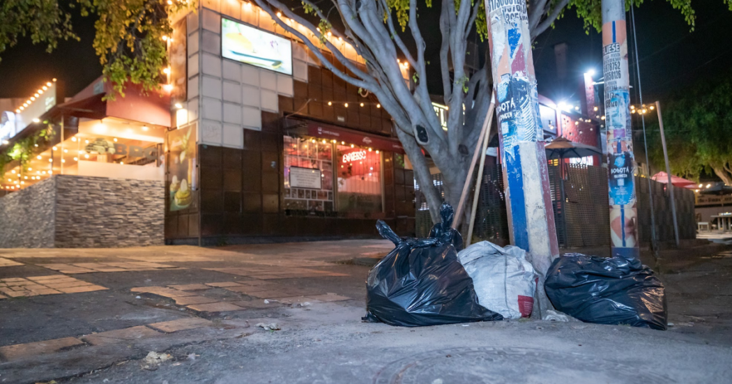 Foto de basuras al frente de una calle de Bogotá 