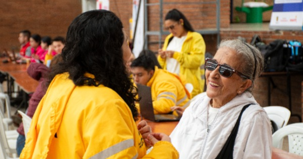Imagen de funcionaria de Integración Social sonriendo con una señora