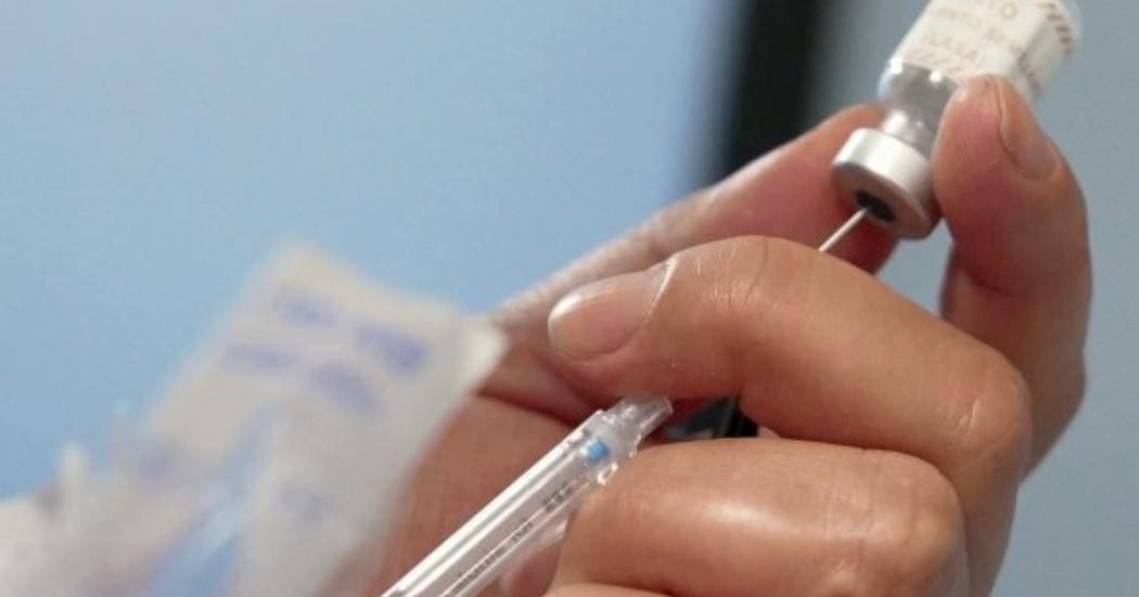 Foto que muestra unas manos sosteniendo una jeringa