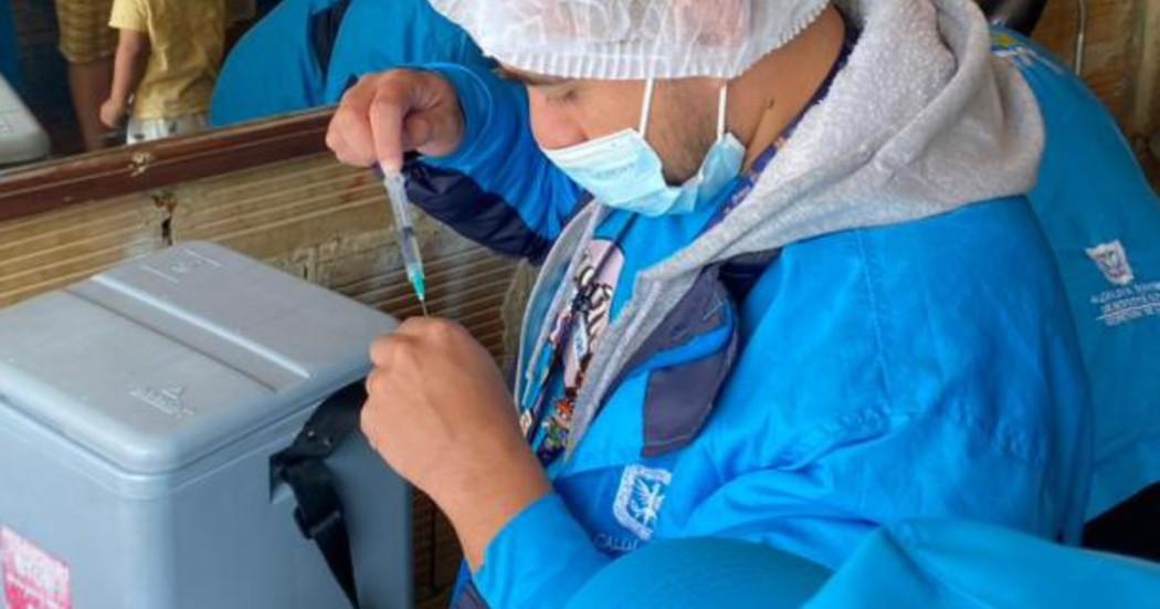 Foto que muestra una persona con una jeringa en las manos