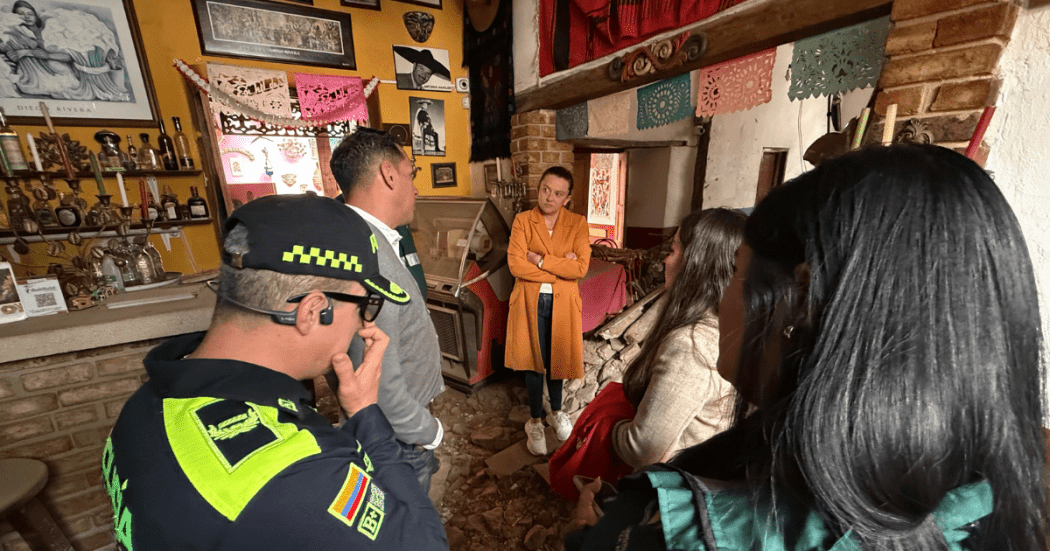 Foto de funcionarios del Distrito hablando con una ciudadana 