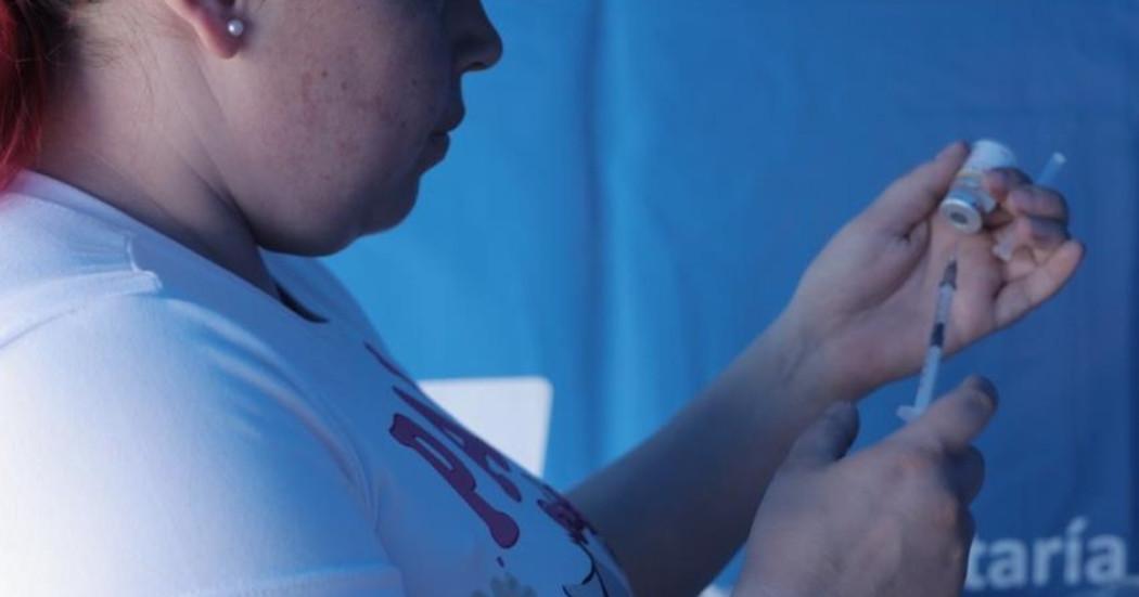 Foto que muestra una persona sosteniendo una jeringa 