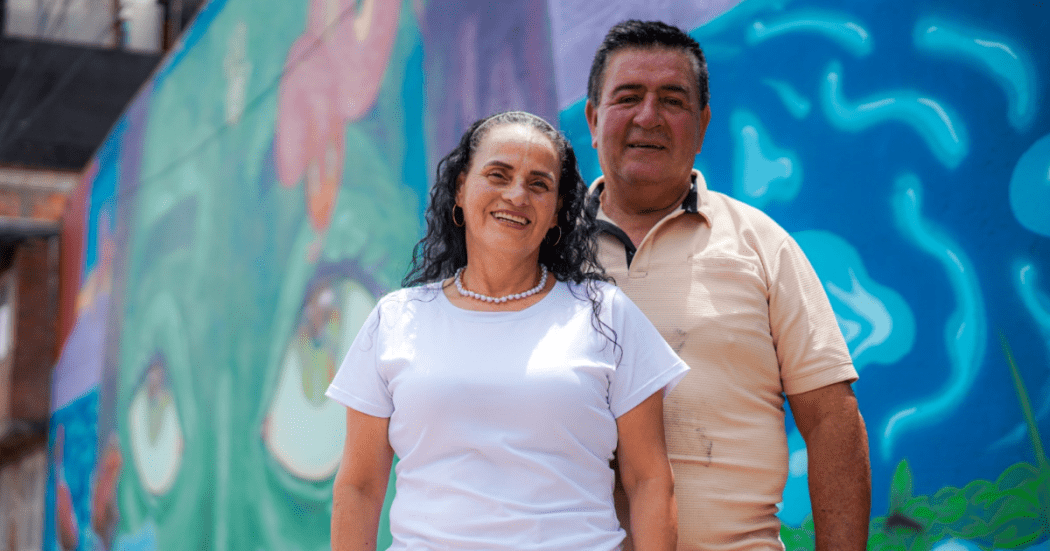 Imagen de dos personas posando para una foto