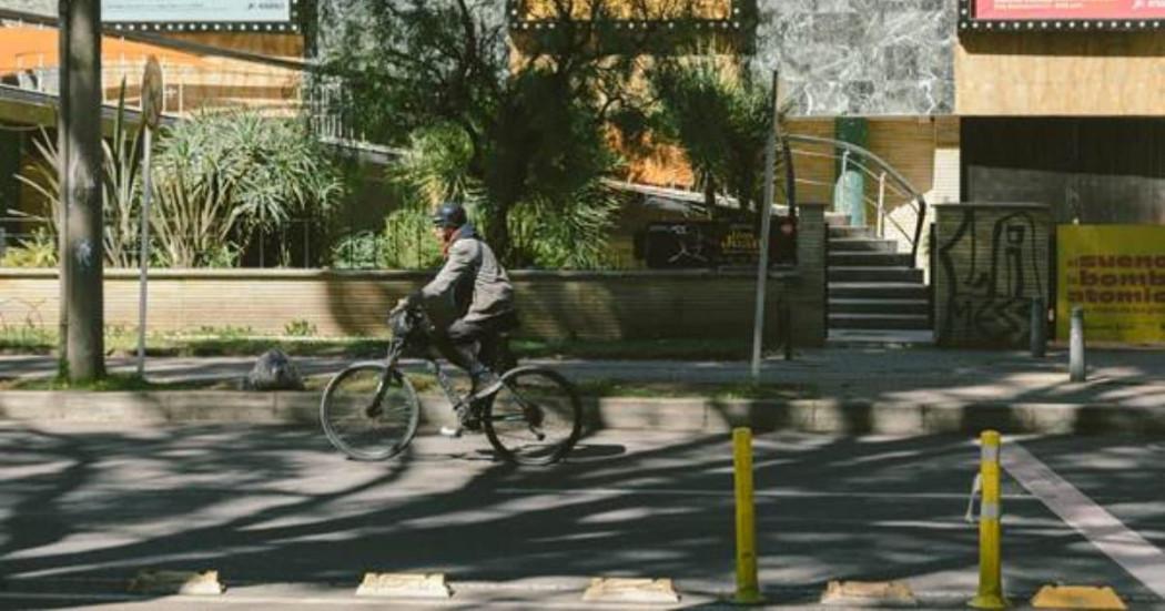 Foto de una persona montando bicicleta