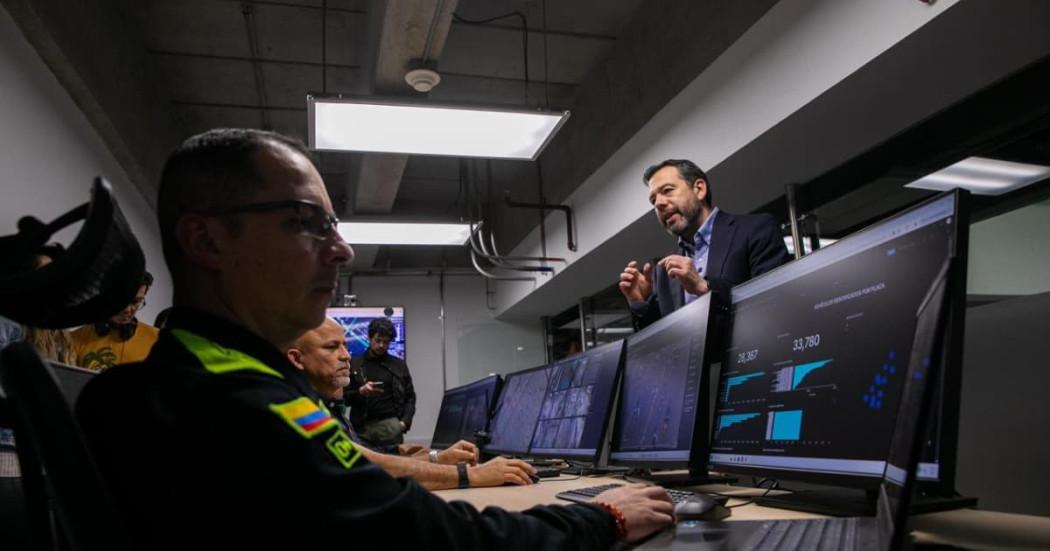 Foto del alcalde Carlos Fernando Galán durante su visita al C4 de Bogotá.