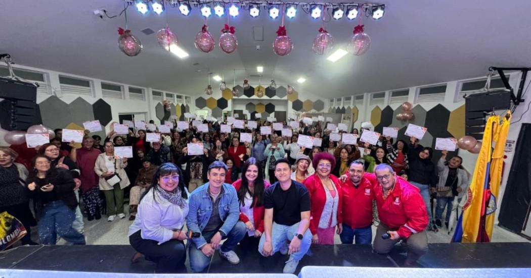 Foto de mujeres graduadas en San Cristóbal Bogotá en emprendimiento y negocios.