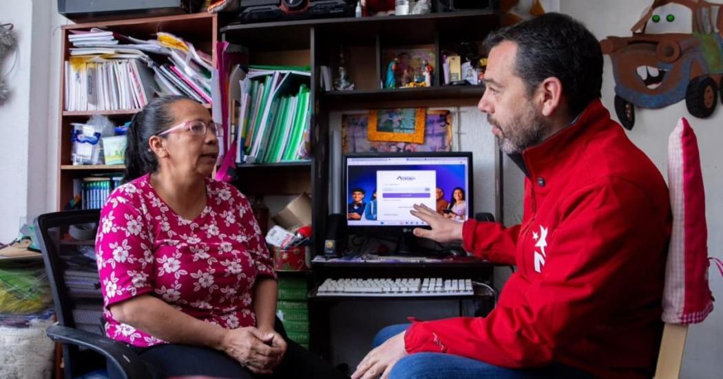 Foto del alcalde Carlos Fernando Galán junto a una bogotana, en una de las jornadas de internet gratis de 'Conexión Social'.