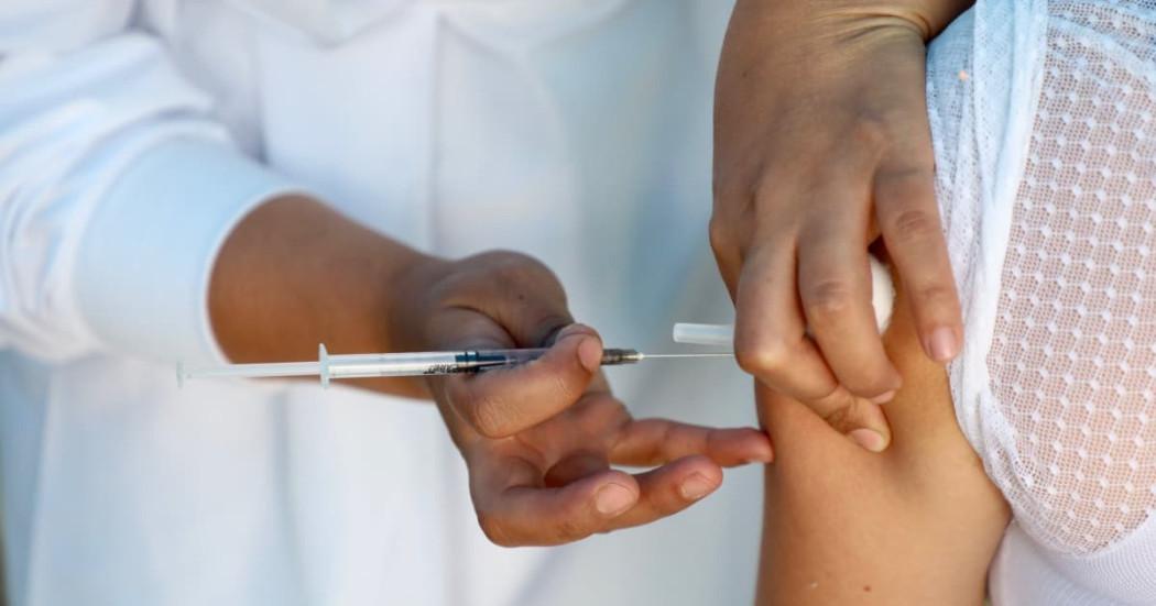 Enfermera poniendo una vacuna