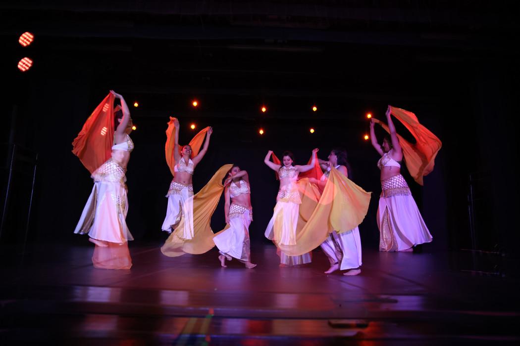 Imagen de estudiantes femeninas bailando en el muelle de la FUGA