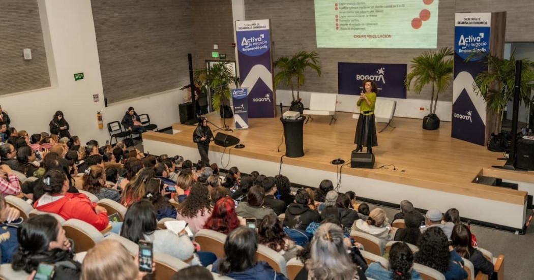 Foto de una de las conferencias del programa 'Activa tu Negocio' en Bogotá.