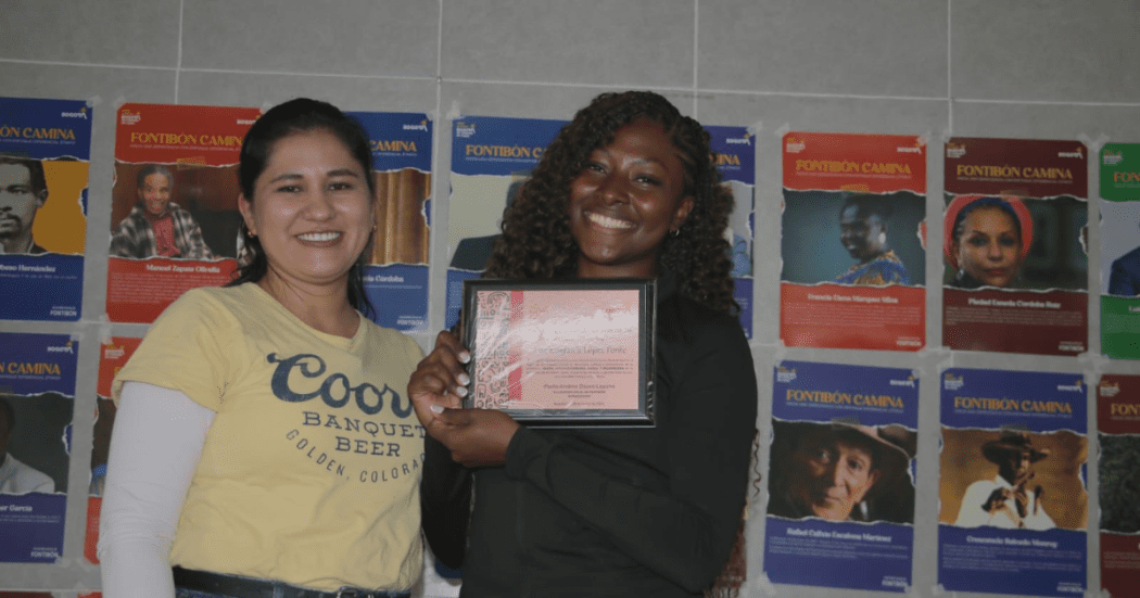 Foto de dos mujeres en la localidad de Fontibón