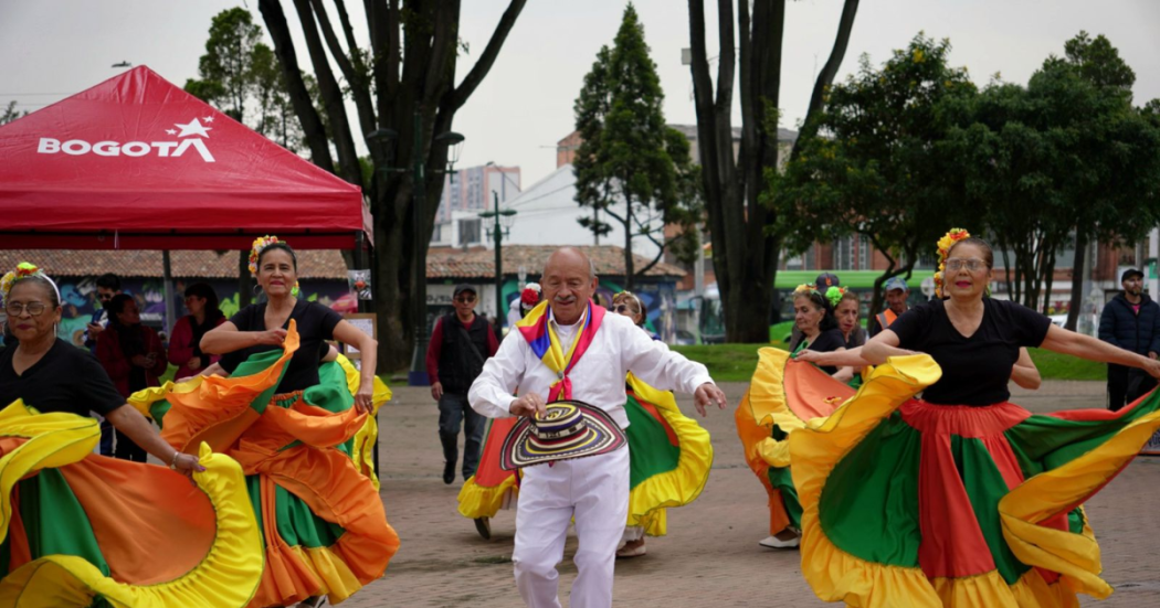 Foto de unas personas bailando 