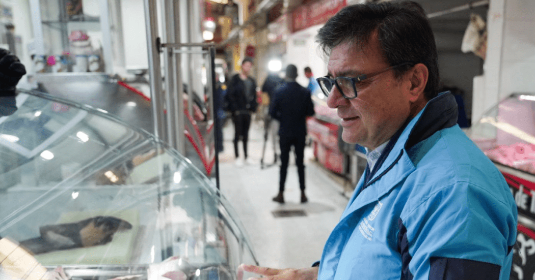 Foto del secretario de salud en un local de venta de pescados